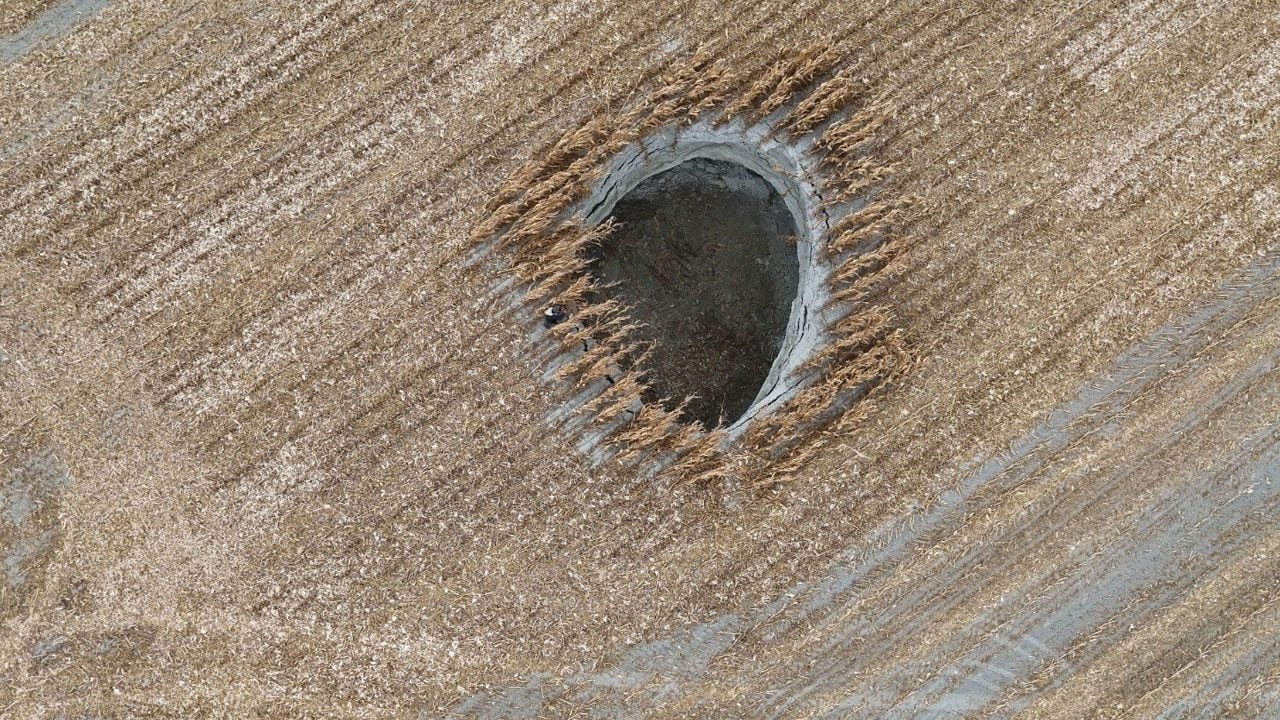 Foto - Operatörün dikkati faciayı önledi! Mısır tarlasında 10 metre çapında obruk oluştu