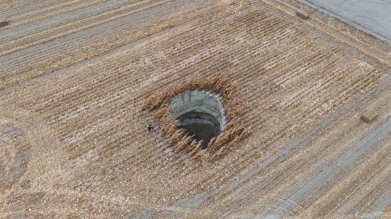 Foto - Operatörün dikkati faciayı önledi! Mısır tarlasında 10 metre çapında obruk oluştu