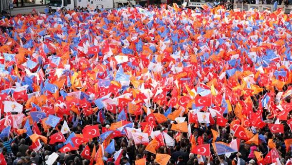 Foto - AK PARTİLİLER AK Partililer ezici bir çoğunlukla Facebook tercih ediyorlar. Yüzde 50.5’le Facebook diyorlar. İkinci sırada ise yüzde 36.2’yle YouTube geliyor. Belli ki AK Partililerin müzik dinleme eğilimleri yüksek. Twitter kullanımı yüzde 23.3’le üçüncü sırada gelirken, ilginç bir şekilde Instagram yüzde 18.6’yla son sırada yer alıyor.