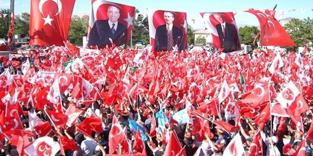 Foto - MHP’LİLER MHP’liler yüzde 15.2’yle ilk sırada Facebook’u tercih ediyorlar. Facebook kullanımında Cumhur İttifakı oluşmuş durumda. Onu ikinci sırada yüzde 9.2’yle Instagram takip ediyor. Son iki sırada ise yüzde 8.7’yle YouTube ve yüzde 1.9’la Twitter geliyor.