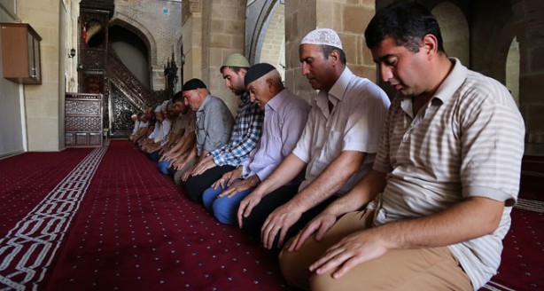 Foto - Optimar’dan, herkesin merak ettiği anket! Bakın Türkiye’nin yüzde kaçı düzenli namaz kılıyor 
