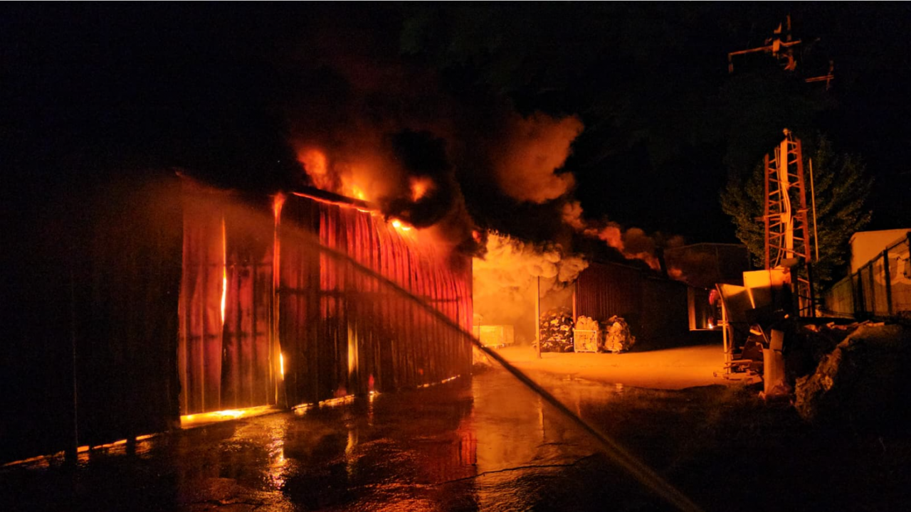 Foto - Organize Sanayi Bölgesi'nde fabrika yangını