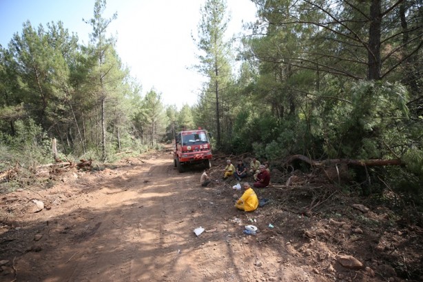 Foto - Orman yangını kontrol altına alındı! Çalışmalar böyle görüntülendi