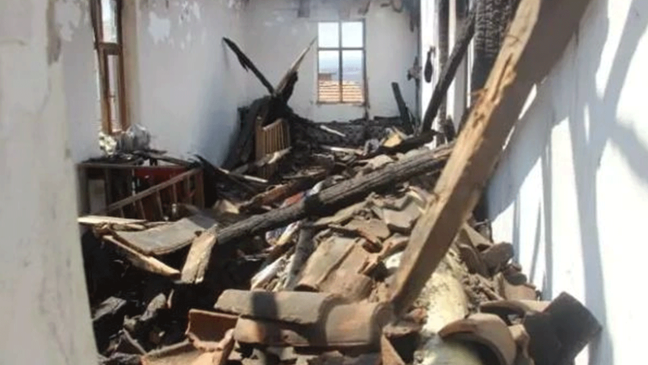 Foto - Orman yangınında evler kül oldu, Kur'an-ı Kerimler sapasağlam kaldı