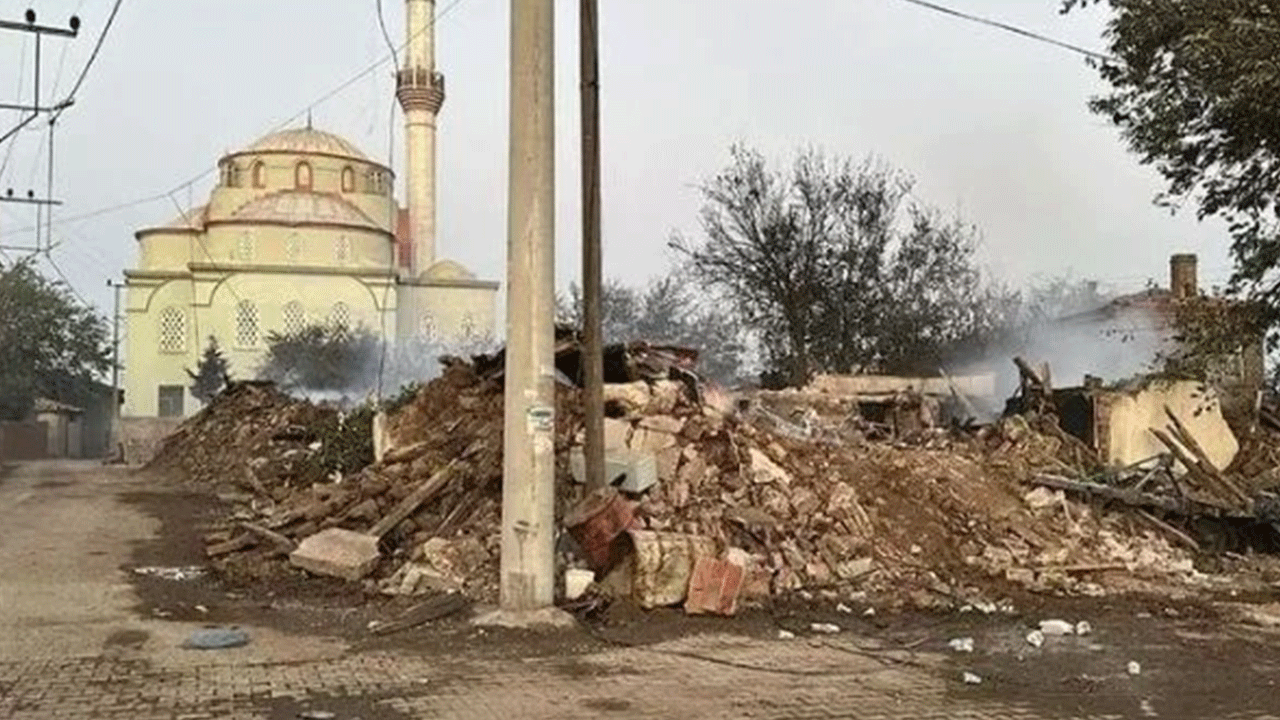 Foto - Orman yangınında evler kül oldu, Kur'an-ı Kerimler sapasağlam kaldı