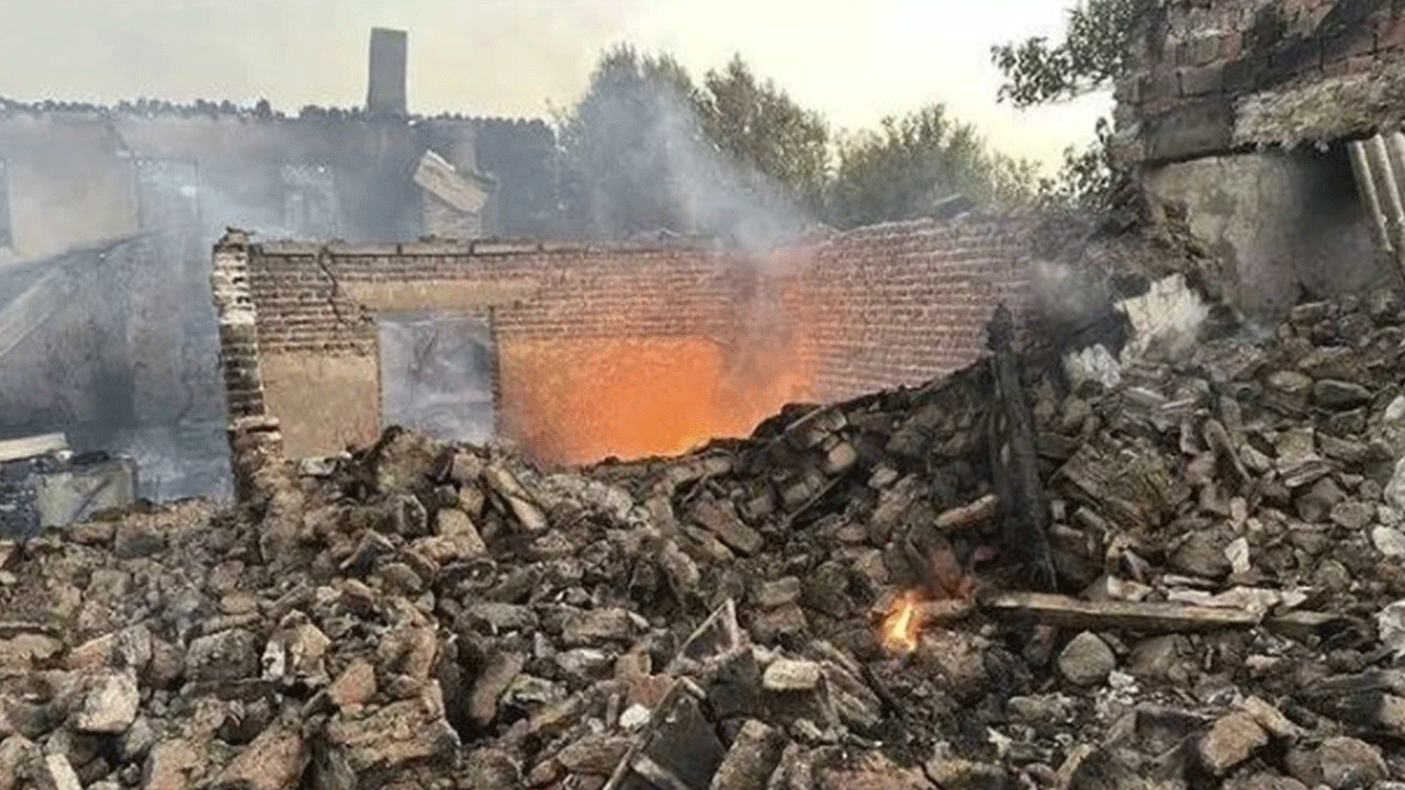 Foto - Orman yangınında evler kül oldu, Kur'an-ı Kerimler sapasağlam kaldı