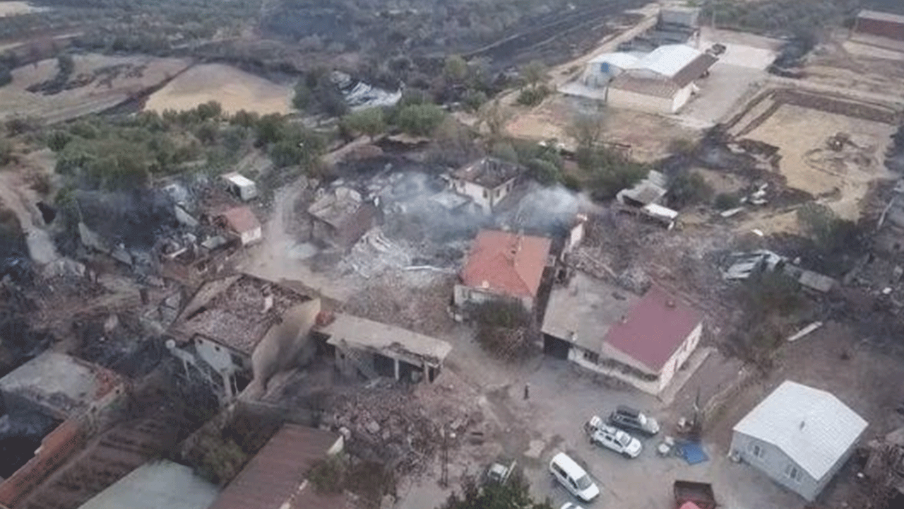 Foto - Orman yangınında evler kül oldu, Kur'an-ı Kerimler sapasağlam kaldı