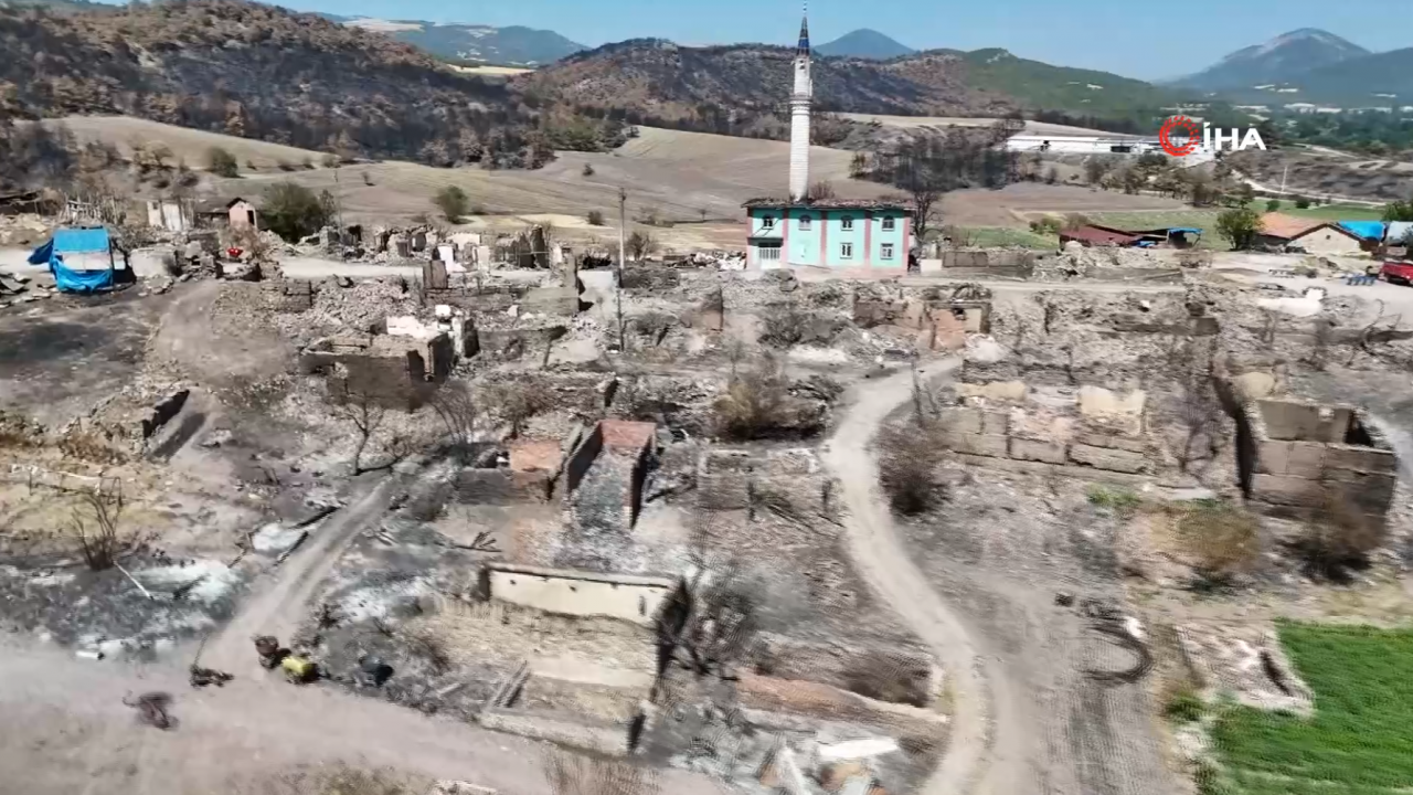 Foto - Orman yangınında tüm köy küle döndü! Bir tek oraya alevler dokunmadı… Tüyleri diken diken eden görüntüler