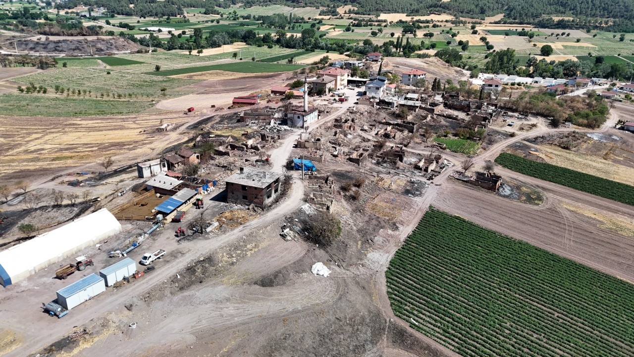 Orman yangınında tüm köy küle döndü! Bir tek oraya alevler dokunmadı… Tüyleri diken diken eden görüntüler