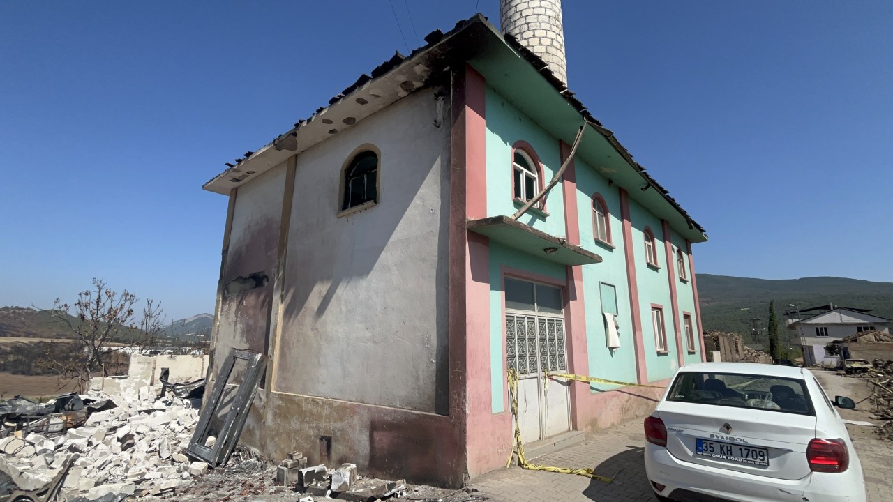 Foto - Orman yangınında tüm köy küle döndü! Bir tek oraya alevler dokunmadı… Tüyleri diken diken eden görüntüler