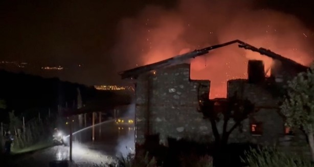 Foto - Ormanlık alandaki yazlık ev alev alev yandı