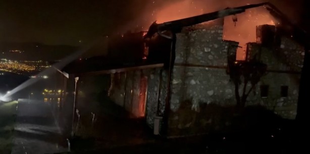 Foto - Ormanlık alandaki yazlık ev alev alev yandı