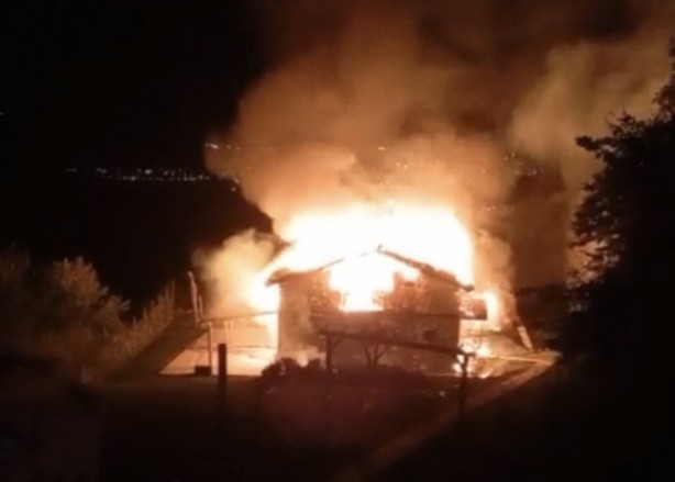 Foto - Ormanlık alandaki yazlık ev alev alev yandı