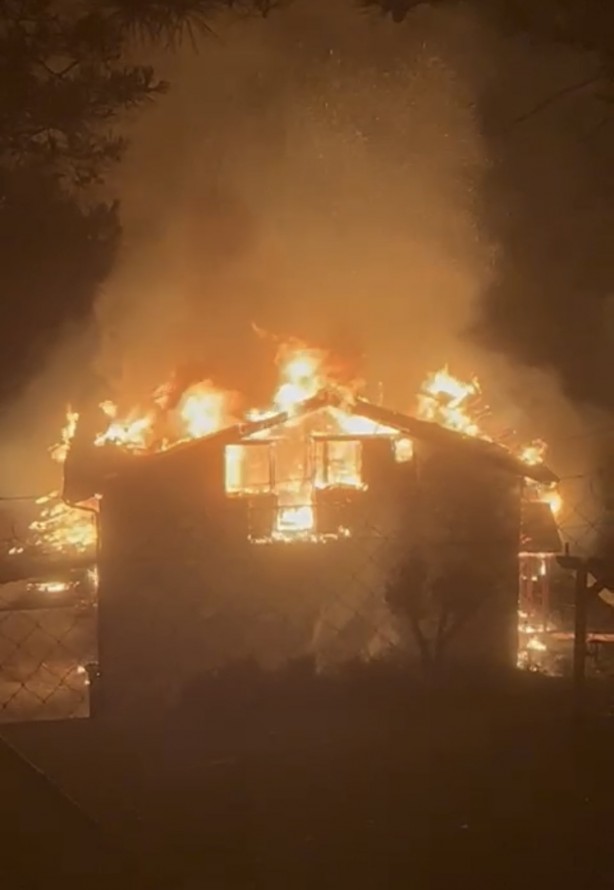 Ormanlık alandaki yazlık ev alev alev yandı