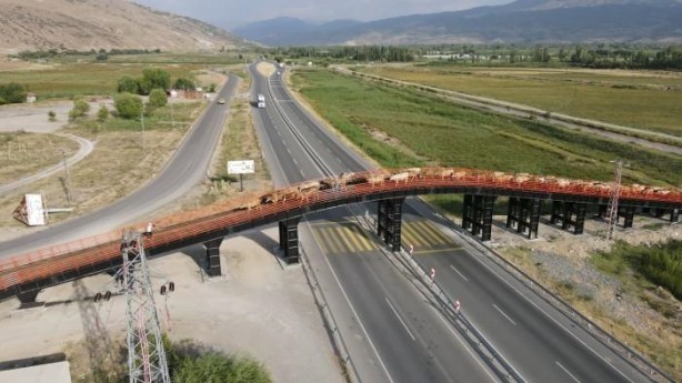 Foto - Örnek olmalı... Erzincan'a kurulan Türkiye'nin ilk ekolojik üst geçidi 
