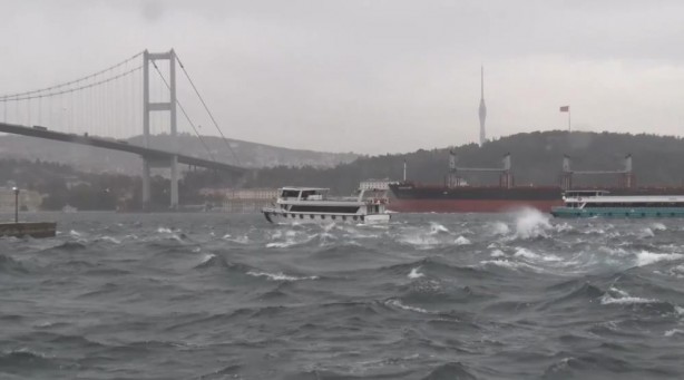 Foto - Ortaköy’de dalgalar kıyıyı dövdü