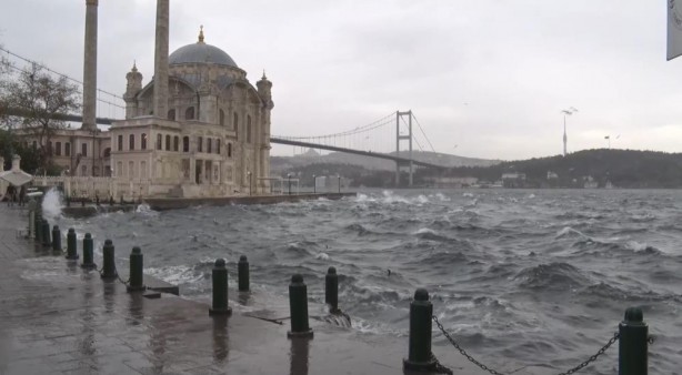Foto - Ortaköy’de dalgalar kıyıyı dövdü