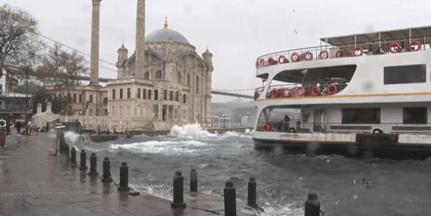 Ortaköy’de dalgalar kıyıyı dövdü