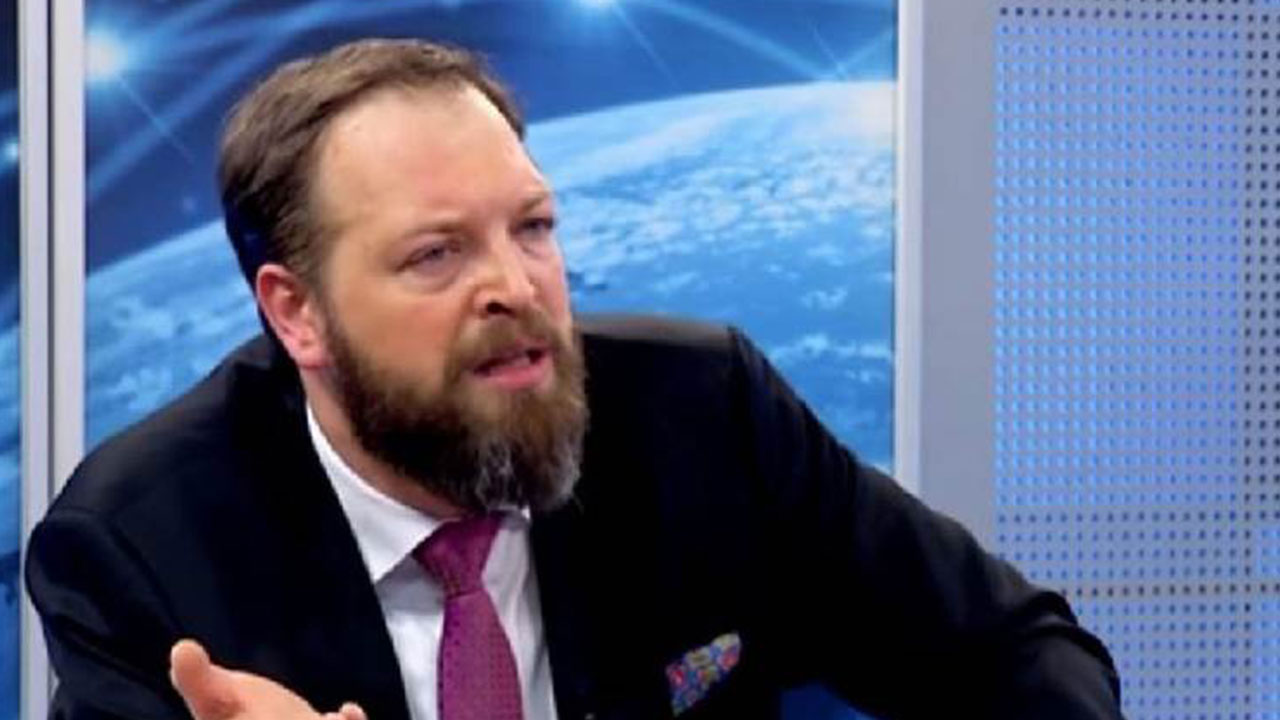 Fatih Tezcan'dan ortalığı karıştıracak çıkış! O ismin Kıbrıs'ta erkek erkeğe basıldığını ima etti