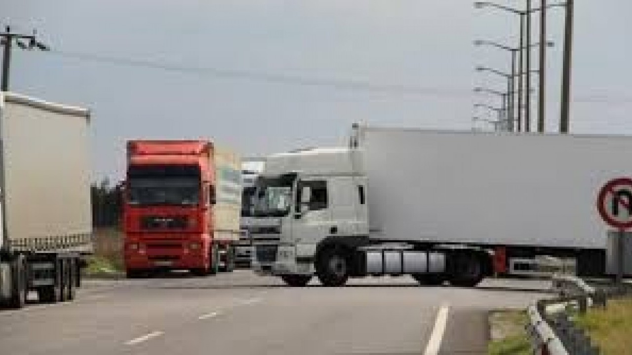 Foto - Ortalık karıştı: Rusya’ya şeftali, erik ve üzüm taşıyan yüzlerce tır ülkeye alınmadı