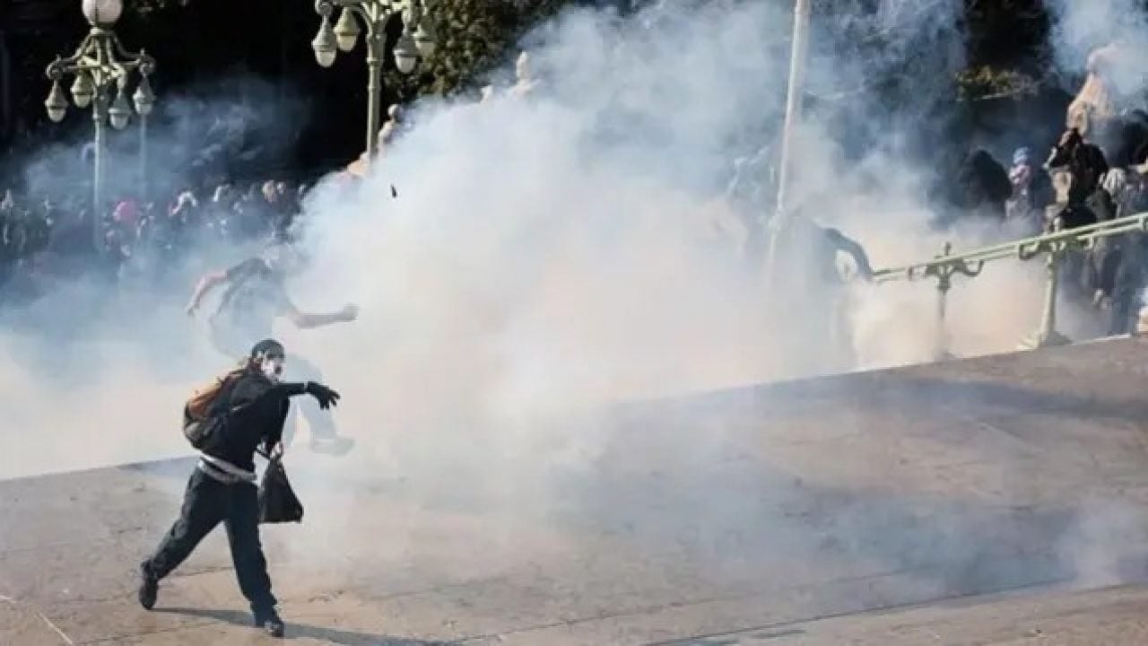Foto - Ortalık yangın yeri, onlar ise içki aleminde: Sokaktaki vahşete Fransız kaldılar