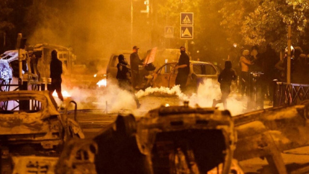 Foto - Ortalık yangın yeri, onlar ise içki aleminde: Sokaktaki vahşete Fransız kaldılar