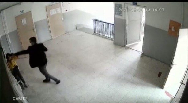 Ortaokulda skandal görüntüler! Öğrenciye yumruk atıp boğazını sıktı