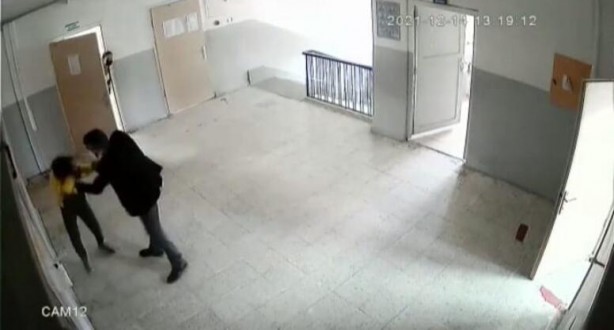 Foto - Ortaokulda skandal görüntüler! Öğrenciye yumruk atıp boğazını sıktı