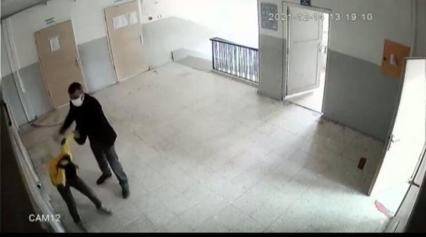 Foto - Ortaokulda skandal görüntüler! Öğrenciye yumruk atıp boğazını sıktı