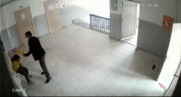 Foto - Ortaokulda skandal görüntüler! Öğrenciye yumruk atıp boğazını sıktı