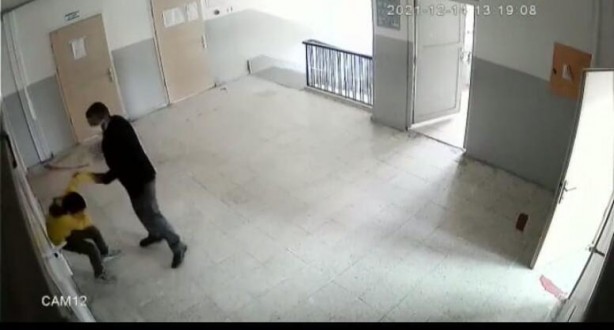 Foto - Ortaokulda skandal görüntüler! Öğrenciye yumruk atıp boğazını sıktı