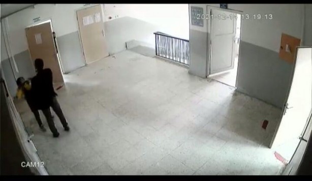 Foto - Ortaokulda skandal görüntüler! Öğrenciye yumruk atıp boğazını sıktı