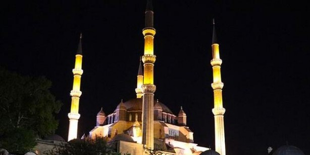 Oruç borcu olan biri kaza orucuna niyet ederek Şevval orucu tutabilir mi?