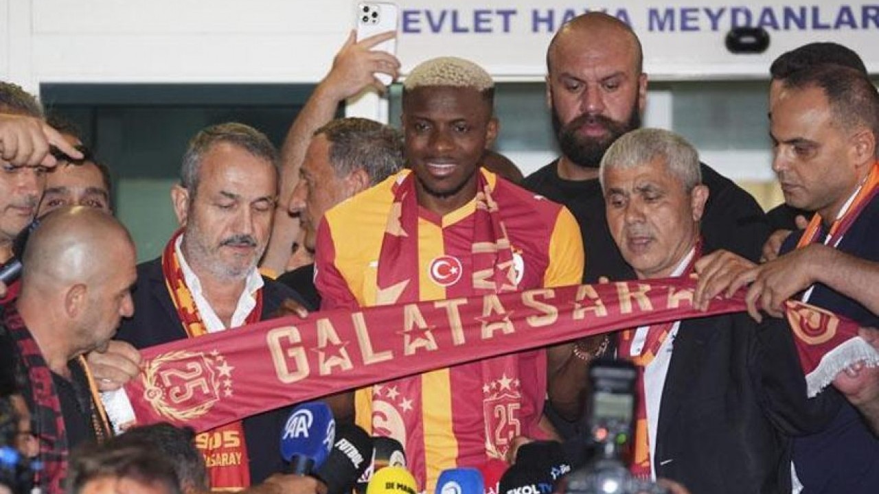 Foto - Osimhen Galatasaray’da! Taraftar coşkusu havalimanını inletti!