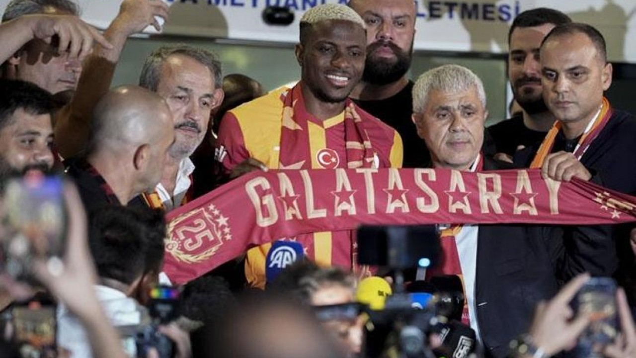 Foto - Osimhen Galatasaray’da! Taraftar coşkusu havalimanını inletti!
