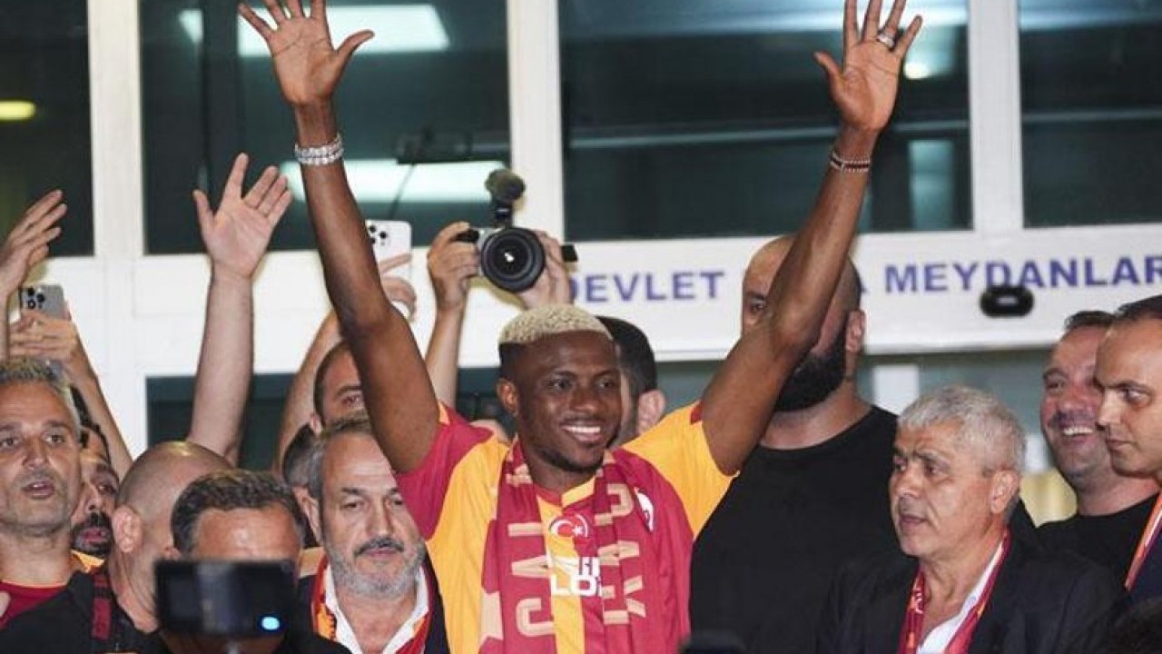 Foto - Osimhen Galatasaray’da! Taraftar coşkusu havalimanını inletti!