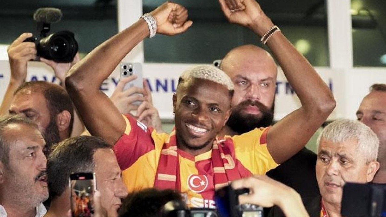 Foto - Osimhen Galatasaray’da! Taraftar coşkusu havalimanını inletti!
