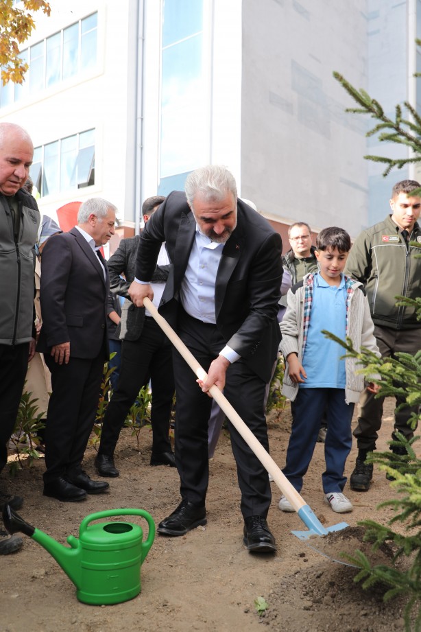 Osman Nuri Kabaktepe, Sancaktepe'de fidan dikimi etkinliğine katıldı
