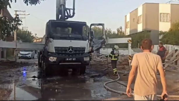 Foto - Osmaniye'de elektrik direğine çarpan beton pompası alev aldı