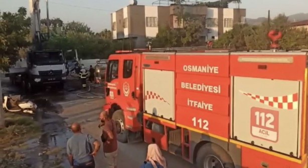 Osmaniye'de elektrik direğine çarpan beton pompası alev aldı