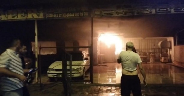 Foto - Osmaniye'de oto galeride korkutan yangın