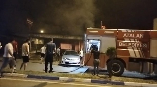 Foto - Osmaniye'de oto galeride korkutan yangın