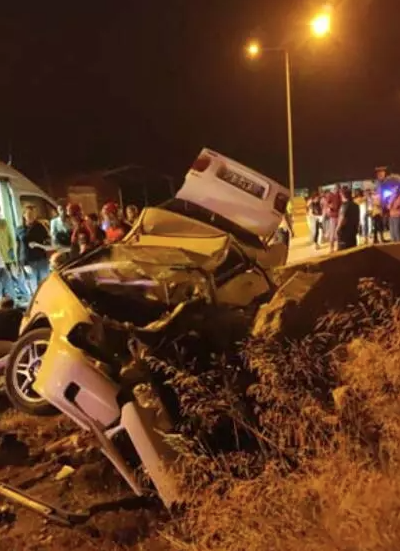 Foto - Osmaniye'de otomobil karşı şeride geçip duvara çarptı