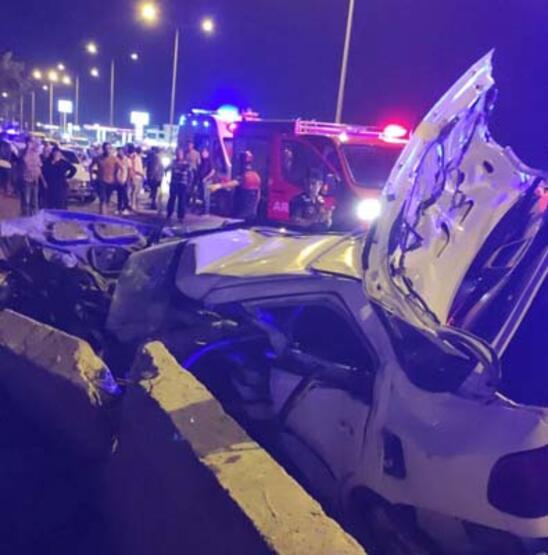 Foto - Osmaniye'de otomobil karşı şeride geçip duvara çarptı