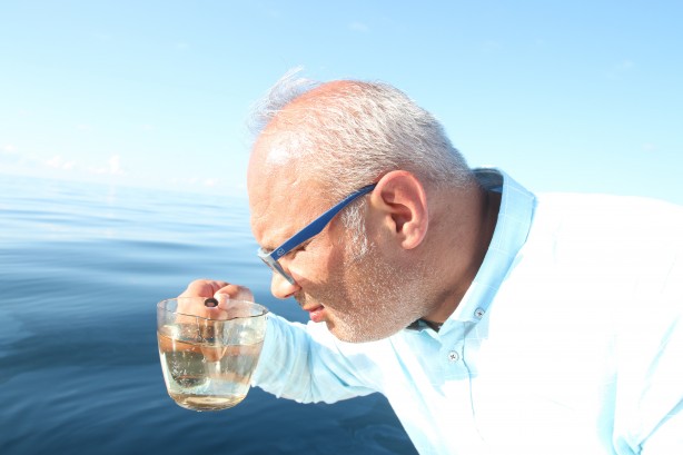 Foto - "Osmanlı'dan beri biliniyor" diyerek heyecanlandıran haberi verdi! Resmen denizden petrol fışkırıyor