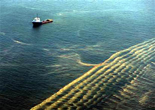 Foto - "Osmanlı'dan beri biliniyor" diyerek heyecanlandıran haberi verdi! Resmen denizden petrol fışkırıyor