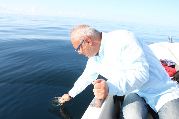 Foto - "Osmanlı'dan beri biliniyor" diyerek heyecanlandıran haberi verdi! Resmen denizden petrol fışkırıyor