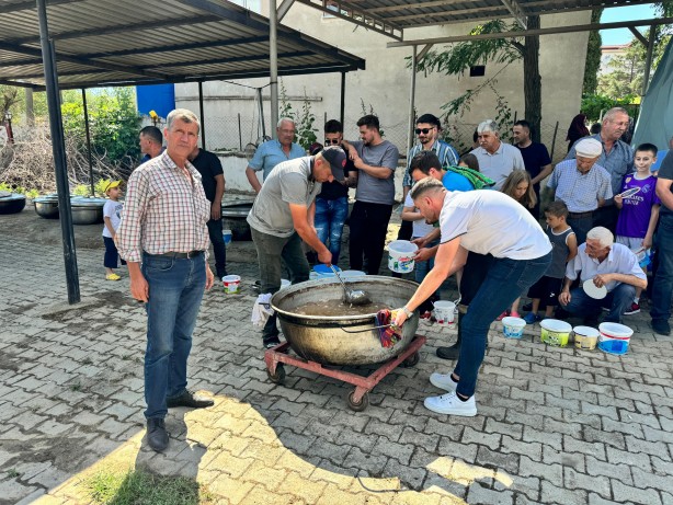 Foto - Osmanlı’dan kalan geleneği sürdürüyorlar! Kurban eti girmeyen ev kalmıyor