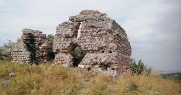 Osmanlı’dan kalan tarihi kale ilgisizlikten yıkılmak üzere!