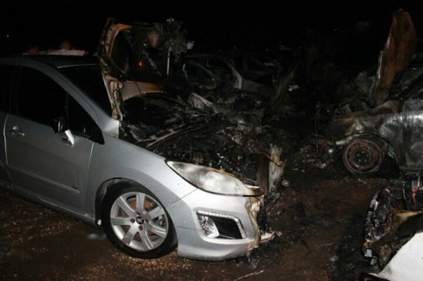Foto - Otel otoparkında yangın çıktı 10 araç küle döndü
